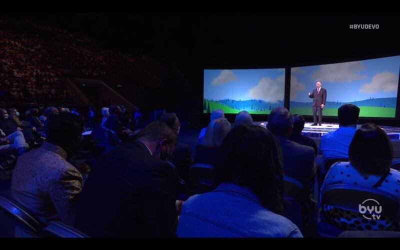 Élder Dale G. Renlund, do Quórum dos Doze Apóstolos, discursa durante um devocional no Marriott Center, no campus da BYU em Provo, Utah, na terça-feira, dia 14 de setembro de 2021.