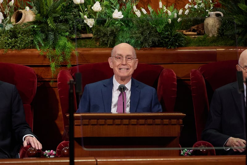 Presidente Henry B. Eyring, primeiro conselheiro na Primeira Presidência, conduz a sessão da manhã de domingo da 196ª Conferência Geral Anual de A Igreja de Jesus Cristo dos Santos dos Últimos Dias no Centro de Conferências em Salt Lake City em 5 de abril de 2026.