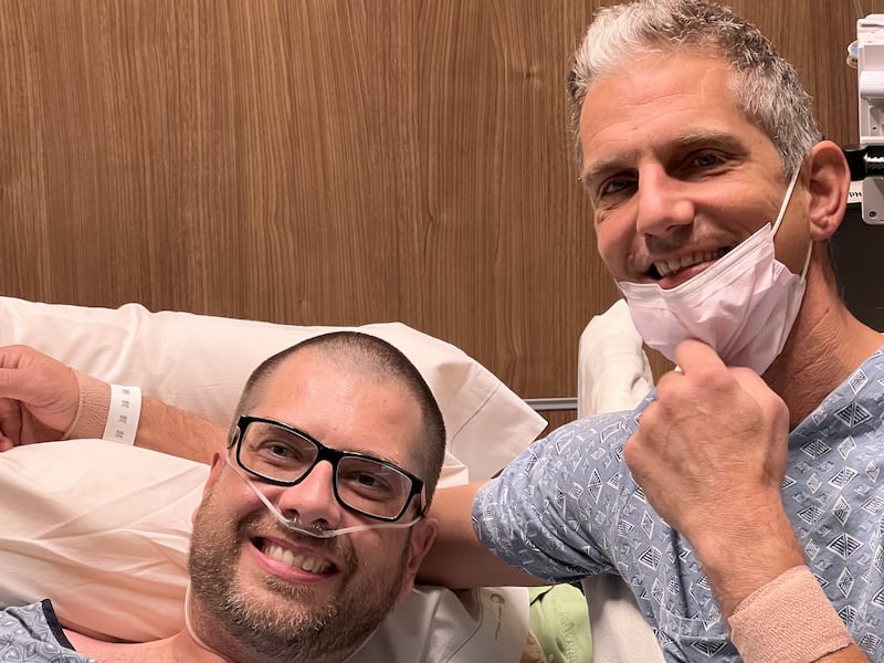Brad Bywater e Chris Runkel sorriem momentos após os dois se submeterem à cirurgia de transplante de rim em 26 de setembro de 2023, no Mayo Clinic Hospital em Phoenix, Arizona.