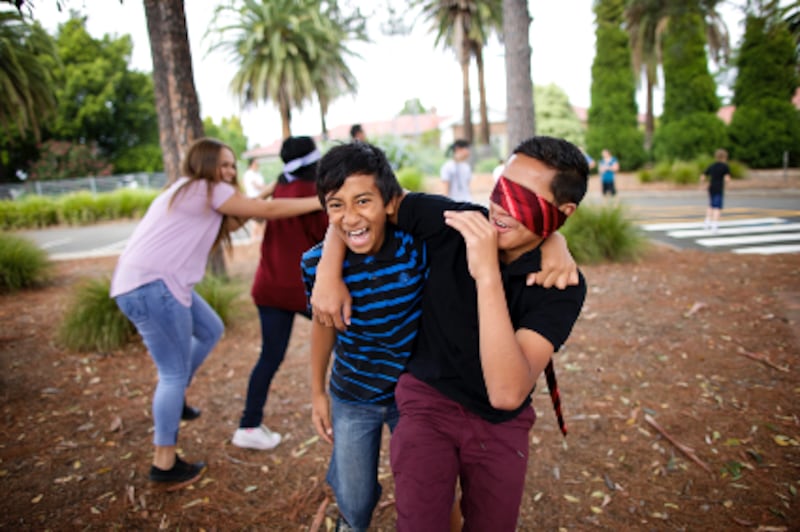A juventude participa de uma atividade de olhos vendados. Embora muitos acampamentos estejam fechados durante este verão devido à COVID-19, através da tecnologia e outros recursos, ainda há muitas oportunidades e maneiras como a juventude pode se reunir.
