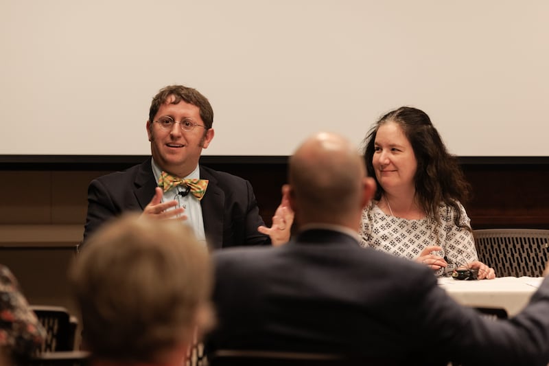 Elizabeth Kuehn, editora principal da série de Registros Financeiros dos Documentos de Joseph Smith, à direita, e Jeffrey Mahas, editor de volume, falam em uma conferência dos Documentos de Joseph Smith em 2022.