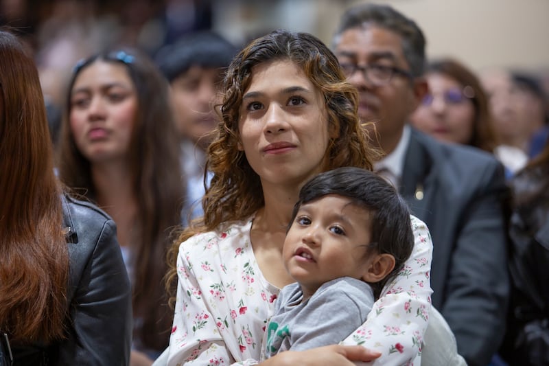 Membros de A Igreja de Jesus Cristo dos Santos dos Últimos Dias ouvem uma mensagem do Élder Ulisses Soares do Quórum dos Doze Apóstolos em uma conferência especial de estaca na Cidade do México, México, em 30 de agosto de 2026.