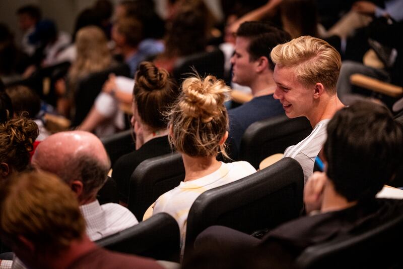 Participantes da Semana da Educação da BYU conversam, antes do início de uma apresentação na segunda-feira, 15 de agosto de 2022.