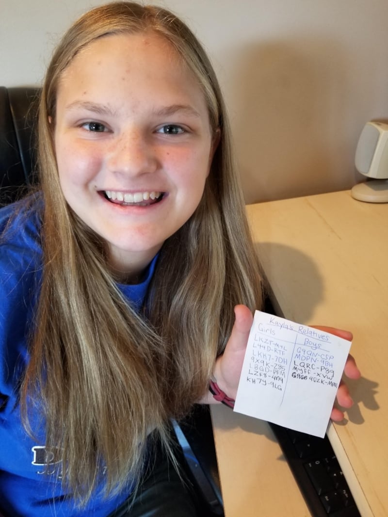 Kayla Deibel, 14 anos, da Estaca Midland Michigan, mostra uma lista de IDs do FamilySearch ,de pessoas com quem ela tem parentesco e que encontrou por meio do projeto “Mapear a luva”.