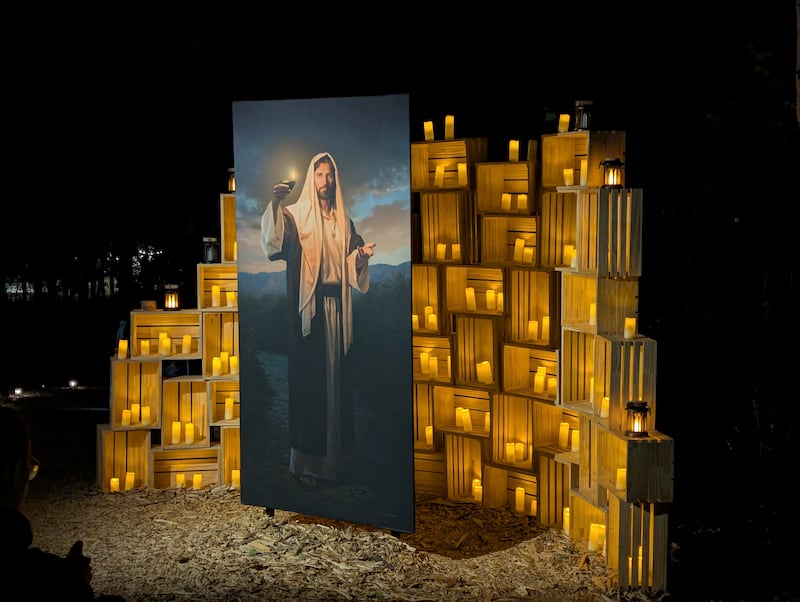 A obra "Lead, Kindly Light" de Simon Dewey está exposta no final da caminhada de fé do Acampamento do Vale de Heber na quarta-feira, 31 de julho de 2025.