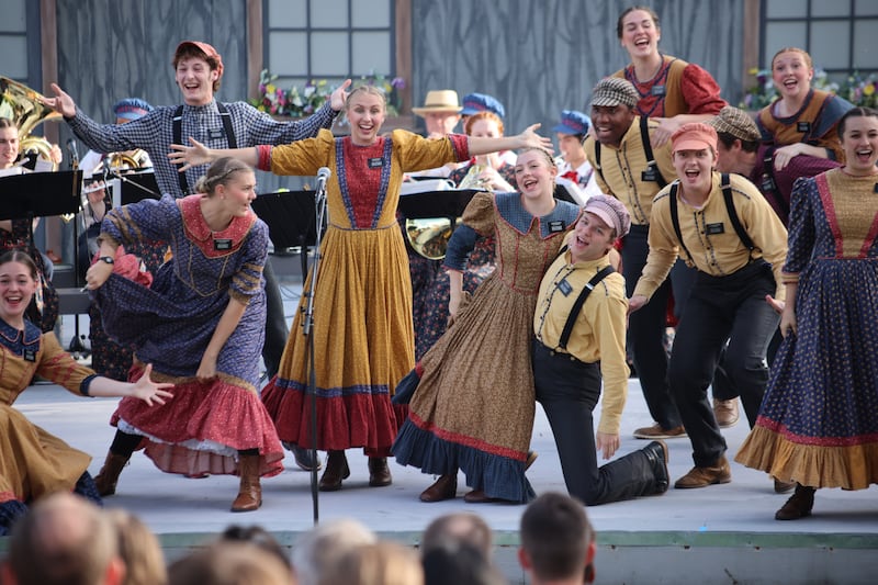 Missionários de Nauvoo cantam e dançam durante um devocional para jovens com a presidente Bonnie H. Cordon, presidente geral das Moças, e presidente Steven J. Lund, presidente geral dos Rapazes, no Palco Sunset em Nauvoo, Illinois, em 24 de setembro de 2022.