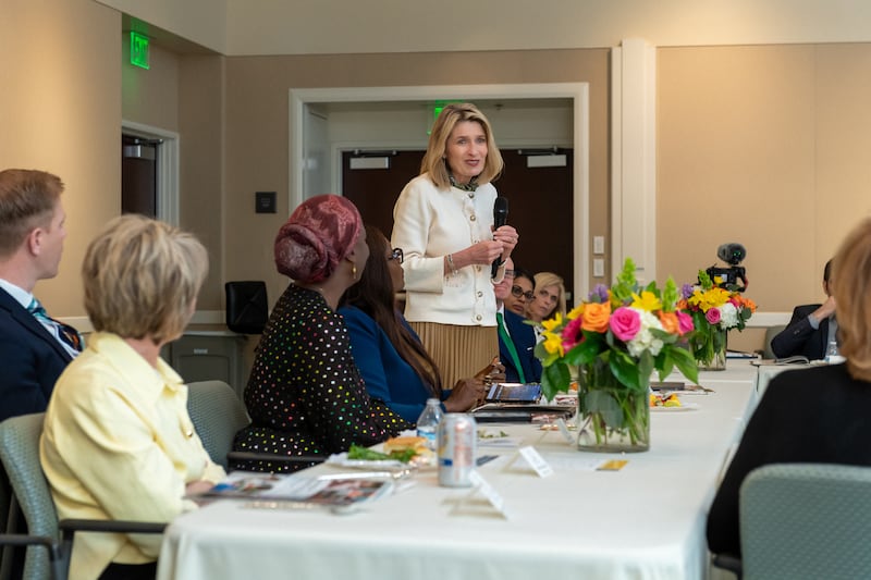 Relief Society General President Camille N. Johnson fala durante uma mesa redonda no Los Angeles Temple Visitors’ Center em Los Angeles, Califórnia, na terça-feira, 17 de março de 2026.