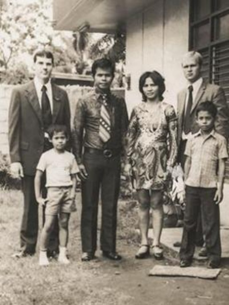 A família Revillo está com missionários em 1971 na cidade de General Santos, Filipinas.
