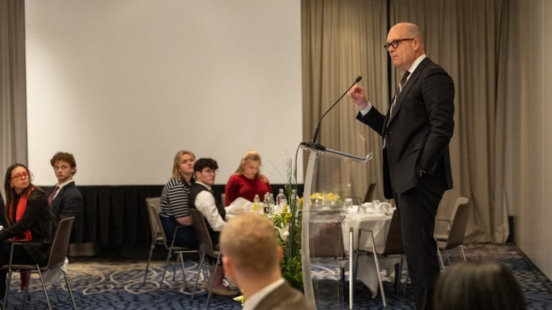 Elder James W. McConkie III, Setenta Autoridade Geral, compartilha seus pensamentos para jovens líderes com os participantes da Conferência Nexus de Bruxelas em 13 de maio de 2026, em Bruxelas, Bélgica.