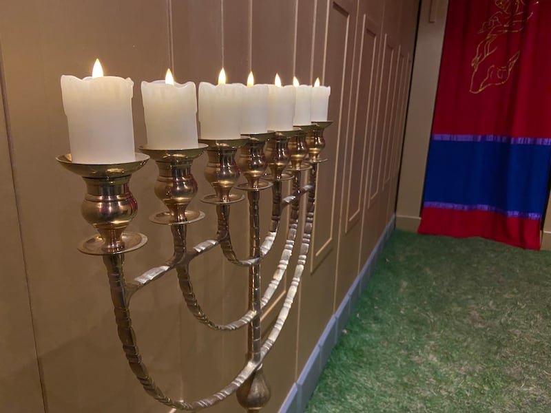 Uma réplica dourada do candelabro, ou menorá, no tabernáculo de Moisés segurando sete velas.