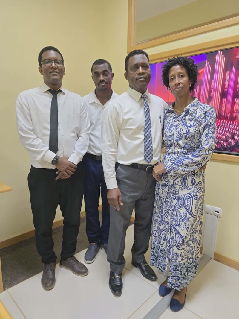 Assomada Cape Verde Stake President Hélder Varela, Carlos Freire e os tradutores Celestino Mascarenhas e Fernanda Mascarenhas tiram uma foto juntos para marcar a tradução da conferência geral de abril de 2026 para o crioulo cabo-verdiano em Praia, Cabo Verde, domingo, 5 de abril de 2026.