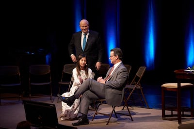 O Élder Dale G. Renlund, convida Aubrey para tentar usar o martelo de reflexo no Élder Shayne M. Bowen em uma demonstração na reunião de Treinamento de Liderança do Templo e da História da Família de 2020, na quinta-feira, 27 de fevereiro de 2020, no Teatro do Centro de Conferências em Salt Lake City, Utah.