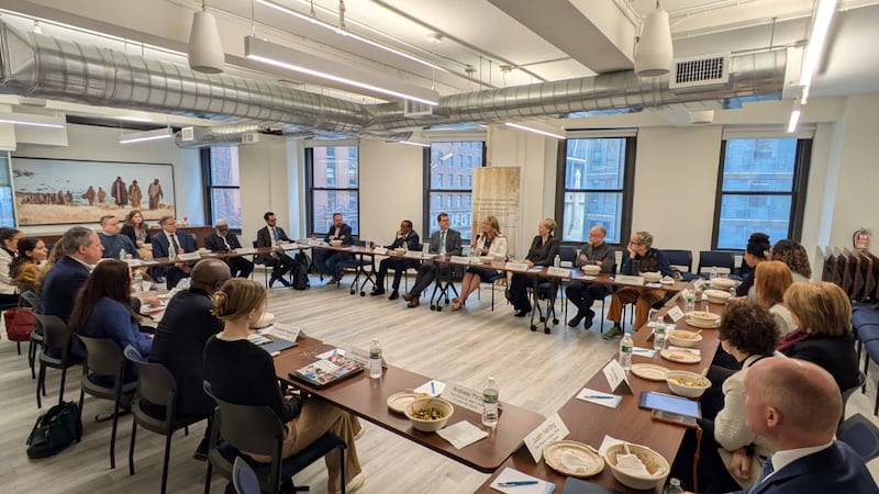 Líderes governamentais, religiosos e de caridade participam de uma mesa redonda sobre esforços humanitários ao redor do mundo hospedada pela Igreja de Jesus Cristo dos Santos dos Últimos Dias na cidade de Nova York na quinta-feira, 19 de março de 2026.