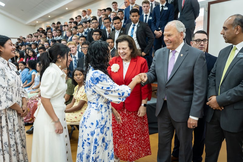 Élder Ronald A. Rasband do Quórum dos Doze Apóstolos e sua esposa, Irmã Melanie Rasband, saúdam missionários após o devocional em Manágua, Nicarágua, na sexta-feira, 16 de 2026.