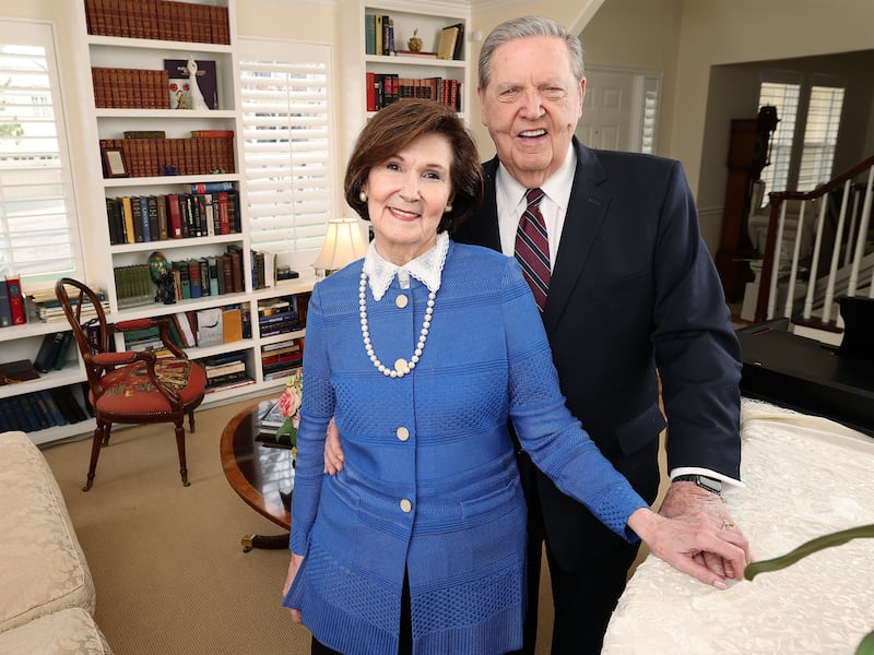 Élder Jeffrey R. Holland, do Quórum dos Doze Apóstolos, e sua esposa, a irmã Patricia Holland, posam em sua casa em Salt Lake City na quinta-feira, 14 de abril de 2022. A Igreja comunicou que Élder Holland está sendo dispensado de suas designações e reuniões por dois meses, para cuidar de sua saúde.