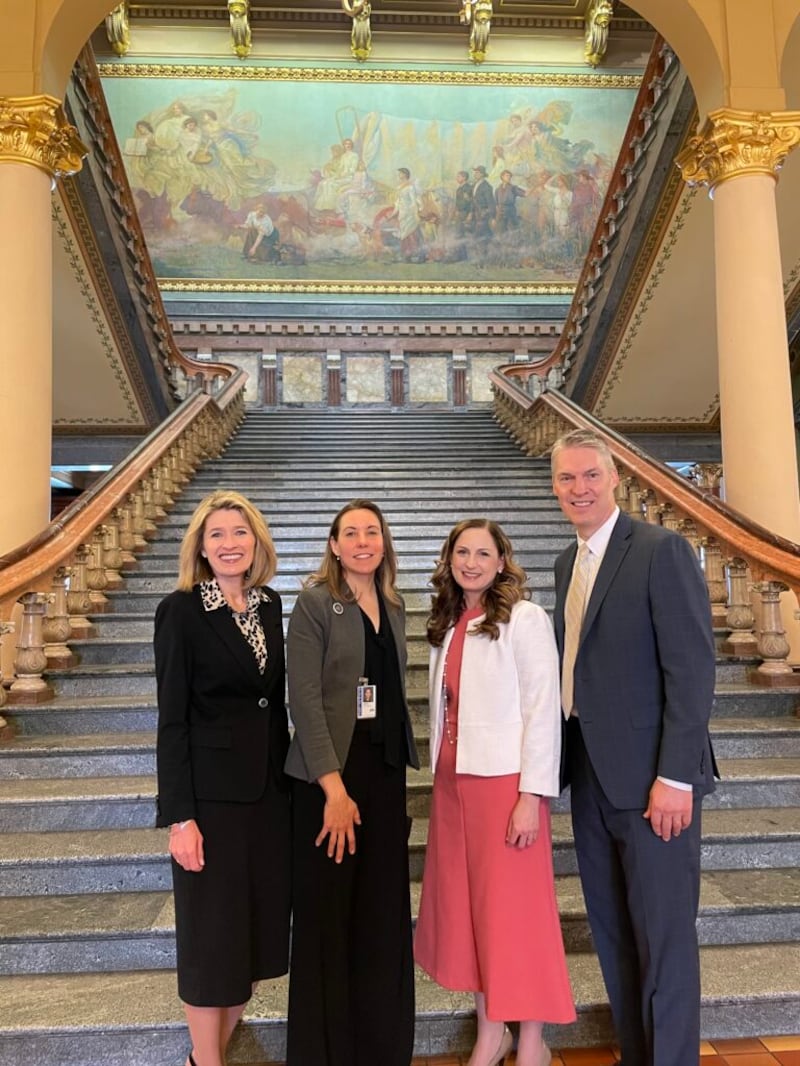 Presidente Geral da Primária Camille N. Johnson, à esquerda, Senadora do estado de Iowa Sarah Trone Garriott, Sister Rebecca Morgan e Elder Jeremiah Morgan, Setenta de Área, posam para uma foto no Capitólio de Iowa em Des Moines, Iowa, na terça-feira, 19 de abril de 2022.