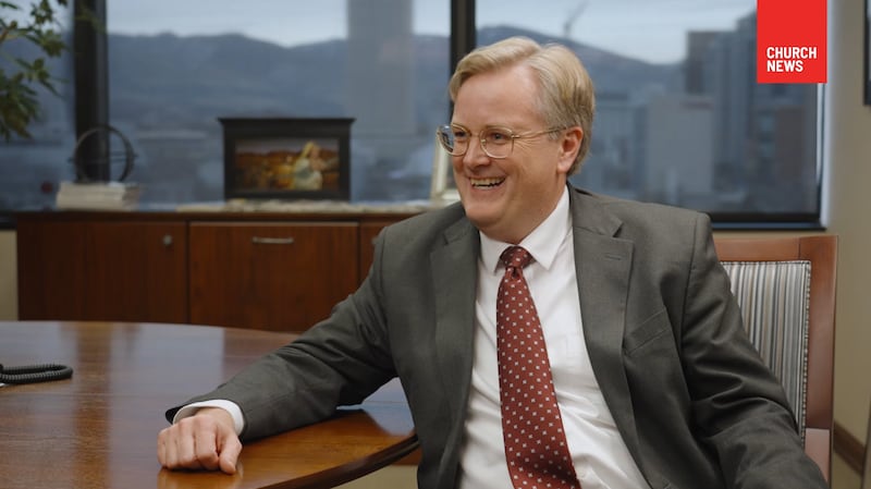 O historiador da Igreja Matt Grow fala sobre escrever a biografia do Presidente Jeffrey R. Holland durante a gravação de um episódio do podcast do Church News que será transmitido na terça-feira, 10 de fevereiro de 2026.