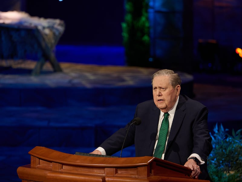 O Élder Jeffrey R. Holland fala durante a transmissão do Devocional de Natal da Primeira Presidência no domingo, 7 de dezembro de 2025.