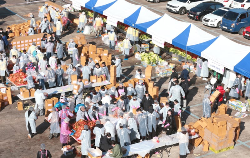 Membros e missionários da Estaca Changwon Coreia unem-se à comunidade como voluntários no "Festival Compartilhando Kimchi com Amor" em Changwon, Coreia do Sul, em 12 de dezembro de 2025.