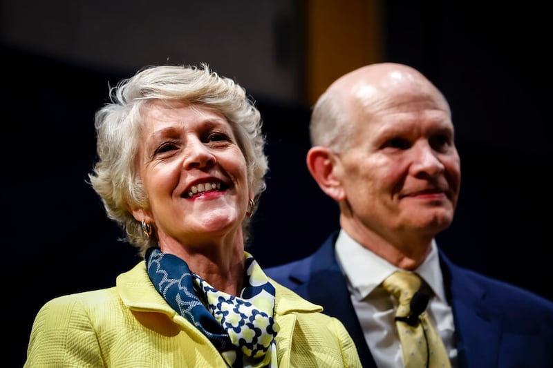 A irmã Ruth L. Renlund, à esquerda, esposa de Élder Dale G. Renlund, do Quórum dos Doze Apóstolos, sorri ao ser surpreendida por missionários do Centro de Treinamento Missionário de Provo cantando “Feliz Aniversário” para ela, antes do casal Renlund participar de um devocional no CTM em Provo, Utah, na terça-feira, dia 22 de março de 2022.