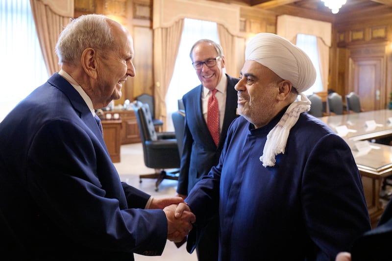 Presidente Russell M. Nelson, Presidente de A Igreja de Jesus Cristo dos Santos dos Últimos Dias, se reúne com o Xeique ul-Islam Haji Allahshükür Hummat Pashazade, Grão Mufti e líder espiritual dos muçulmanos do Azerbaijão, na quarta-feira, 1º de março de 2023, no Edifício de Administração da Igreja em Salt Lake City.