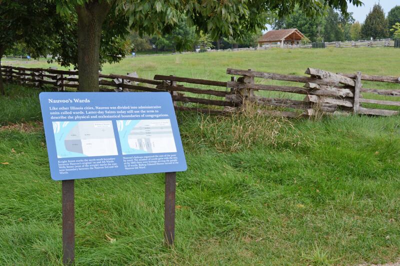 Uma nova placa no Distrito do Templo de Nauvoo explica sobre as alas, na cidade histórica de Nauvoo, Illinois.