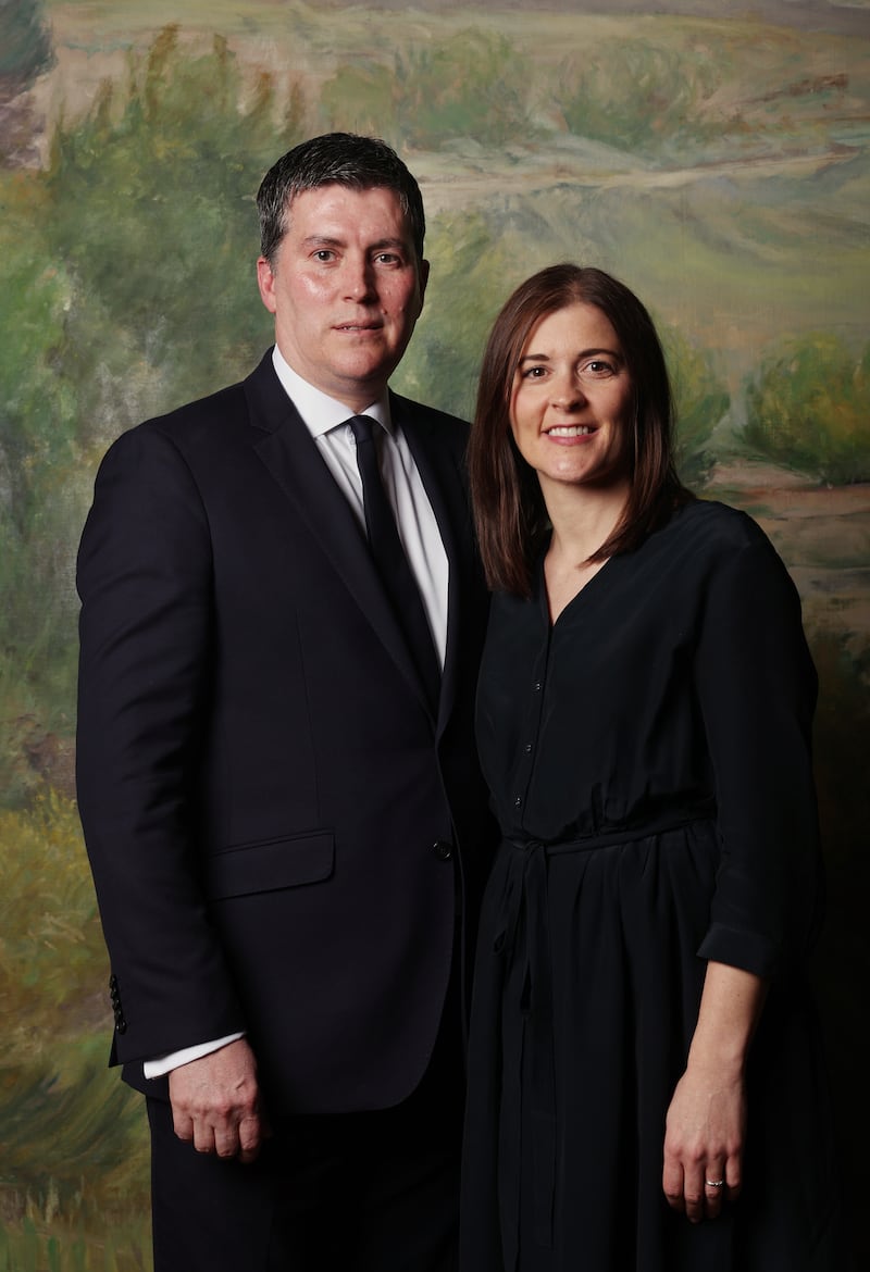 Élder Alan Phillips, Setenta Autoridade Geral, e sua esposa, a irmã Lindsey Phillips, posam para fotos no Edifício de Escritórios da Igreja em Salt Lake City na segunda-feira, 3 de abril de 2023.