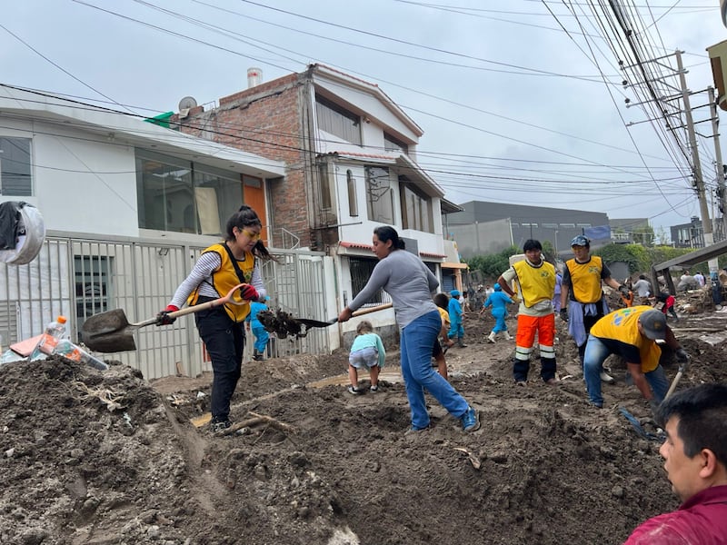 Voluntários de serviço de A Igreja de Jesus Cristo dos Santos dos Últimos Dias reúnem-se para retirar lama de casas afetadas por enchentes em Arequipa, Peru. Os deslizamentos de terra começaram após chuvas torrenciais em 19 de fevereiro de 2026.