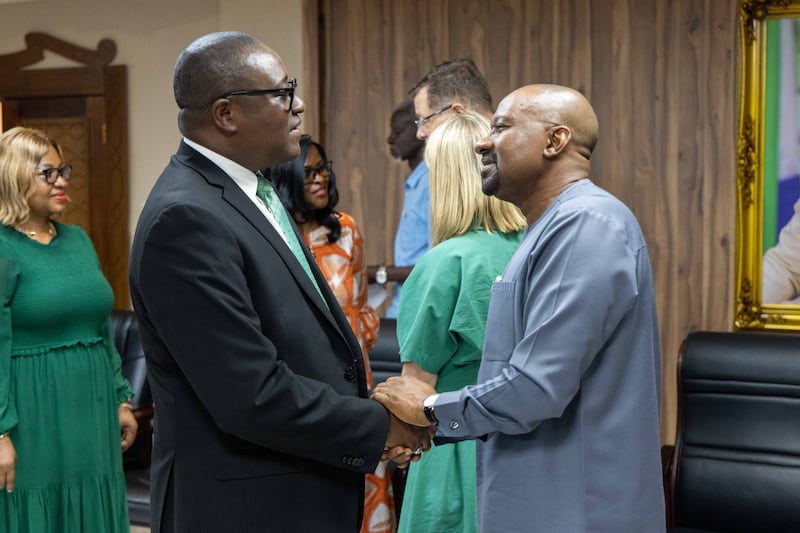 Élder Adeyinka A. Ojediran, um Setenta Autoridade Geral e presidente da Área África Oeste de A Igreja de Jesus Cristo dos Santos dos Últimos Dias, cumprimenta o Vice-Presidente de Serra Leoa Mohamed Juldeh Jalloh em Freetown, Serra Leoa, na quarta-feira, 26 de agosto de 2026.