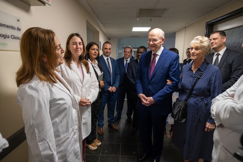Elder Dale G. Renlund do Quórum dos Doze Apóstolos, e sua esposa, irmã Ruth Renlund, conversam com a equipe médica durante uma visita ao Hospital Clínico Manuel Quintela na segunda-feira, 10 de novembro de 2025.