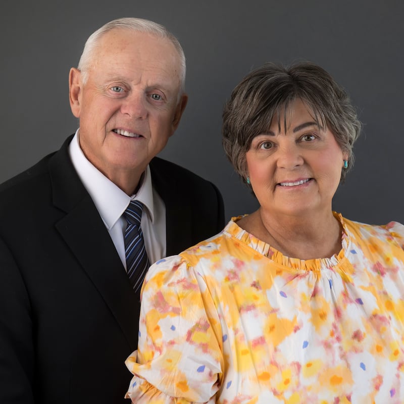 N. Edwin Weathersby e Cheryl A. Weathersby, que servirão como presidente e matrona do Templo de Phoenix Arizona a partir de setembro de 2026.