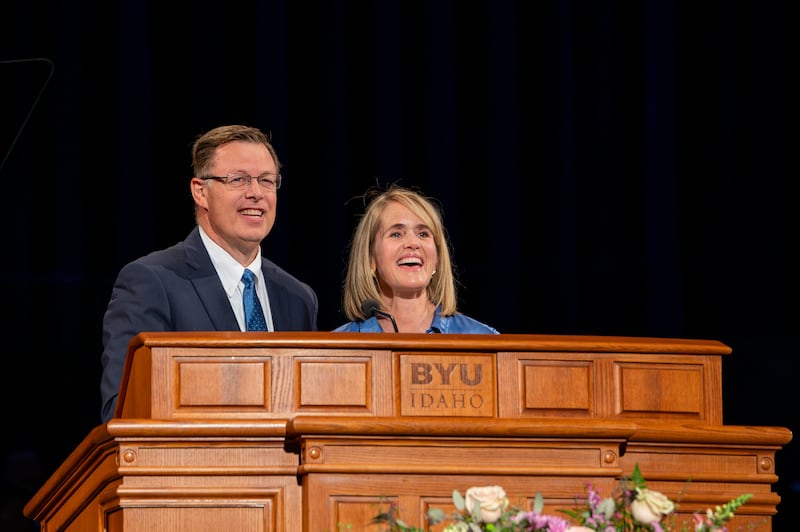 Elder Clark G. Gilbert, uma Setenta Autoridade Geral e o comissário de educação da Igreja, e a Sister Christine Gilbert ensinam os alunos sobre encontrar Cristo em "The Family: A Proclamation to the World" durante o devocional da BYU–Idaho em Rexburg, Idaho, 23 de setembro de 2025.