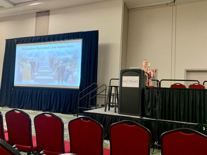 Julie Merrill, uma genealogista credenciada e gerente de pesquisas da AncestryProGenealogists, ensina a aula da RootsTech 2026 no sábado, 7 de março, intitulada "Registros do Templo de Pioneiros e as Informações e Relacionamentos Inexplorados que Eles Contêm."