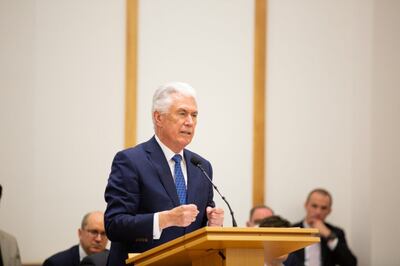 Élder Dieter F. Uchtdorf fala durante um devocional em 22 de abril de 2022 em Friedrichsdorf, Alemanha, que foi transmitido ao vivo para os santos dos últimos dias falantes de alemão na Áustria, Alemanha e Suíça.