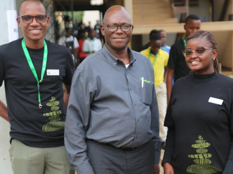 À esquerda, Ferdinand Odhiambo, coordenador assistente da FSY; Jean Claude Mabaya, representante do sacerdócio no FamilySearch; e Raissa Malabi, coordenadora assistente da FSY, na conferência da FSY em Korogwe, Tanzânia, realizada de 26 a 30 de junho de 2023.
