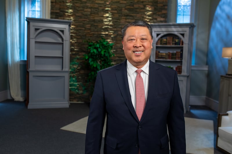 Élder Takashi Wada, Setenta Autoridade Geral, fala aos alunos da BYU–Pathway Worldwide durante uma transmissão na sexta-feira, 6 de junho de 2025.