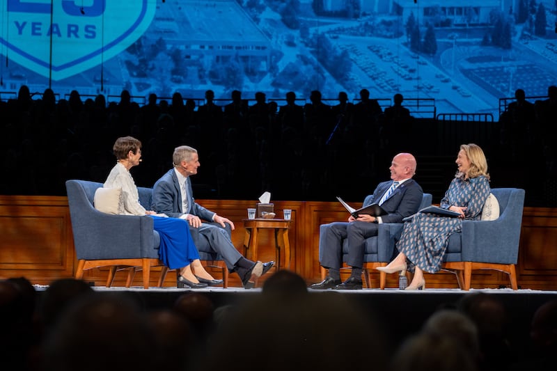 Élder David A. Bednar do Quórum dos Doze Apóstolos e sua esposa, Irmã Susan Bednar, à esquerda, respondem a perguntas do Presidente de BYU-Idaho Alvin F. Meredith III e Irmã Jennifer Meredith, durante o devocional realizado no BYU-Idaho Center em Rexburg, Idaho, na quinta-feira, 8 de outubro de 2026.