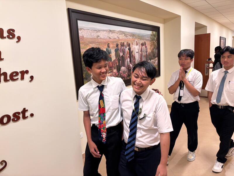 Jovens da Indonésia riem enquanto visitam o local do Templo de Bangkok, Tailândia, 17 de dezembro de 2025.