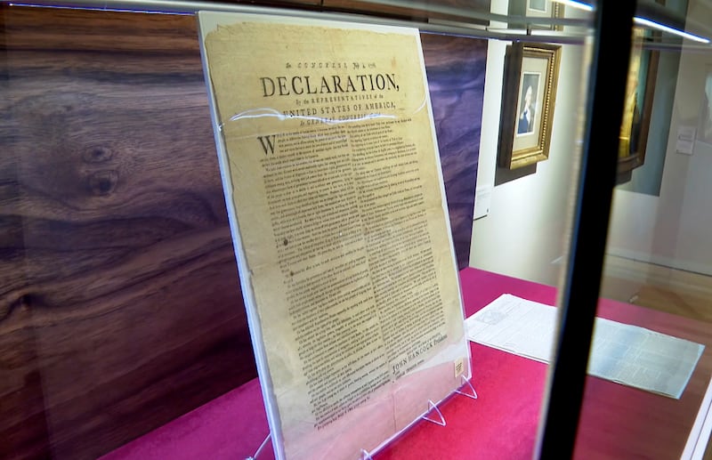Uma cópia da Declaração de Independência, impressa por Robert Luist Fowle em julho de 1776, está em exibição na Christie's durante uma prévia do leilão "We the People: America at 250", 15 de janeiro de 2026, em Nova York.