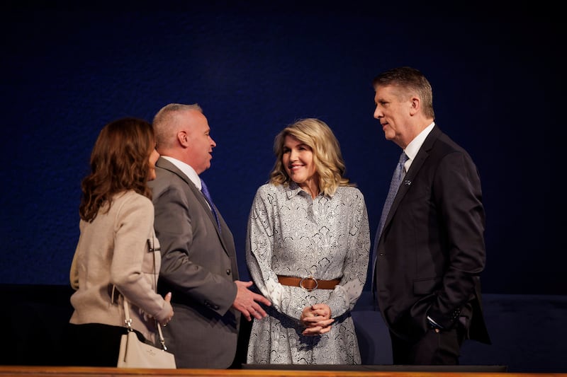 Elder Matthew S. Holland, Setenta Autoridade Geral, e sua esposa, Sister Paige Holland, à direita, conversam com o Presidente da BYU C. Shane Reese e sua esposa, Sister Wendy Reese, após um devocional da BYU realizado no Marriott Center em Provo, Utah, na terça-feira, 20 de janeiro de 2026.