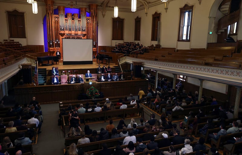 Élder Ronald A. Rasband, do Quórum dos Doze Apóstolos, fala aos alunos da Ensign College e ao público em geral, durante um devocional no Assembly Hall em Salt Lake City na terça-feira, 26 de outubro de 2021.