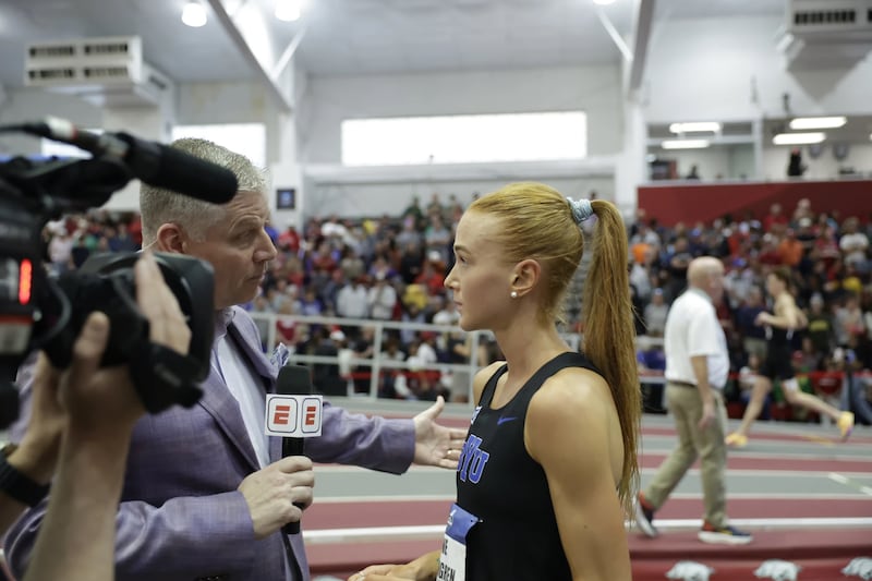 Jane Hedengren, da BYU, é entrevistada pela ESPN após vencer a corrida de 3.000 metros no Campeonato Indoor de Atletismo da NCAA.