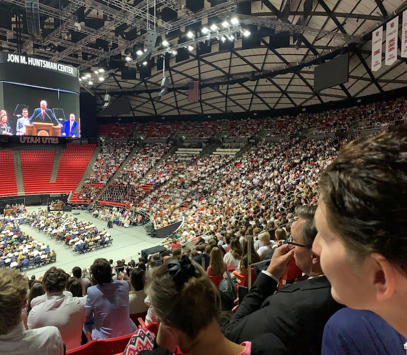 Élder Ronald A. Rasband do Quórum dos Doze Apóstolos fala durante um devocional de educação no Jon M. Huntsman Center no campus da Universidade de Utah em Salt Lake City no domingo, 13 de outubro de 2024. Élder Rasband compartilhou esta foto durante um devocional com estudantes do Salt Lake Institute of Religion no domingo, 20 de setembro de 2026.