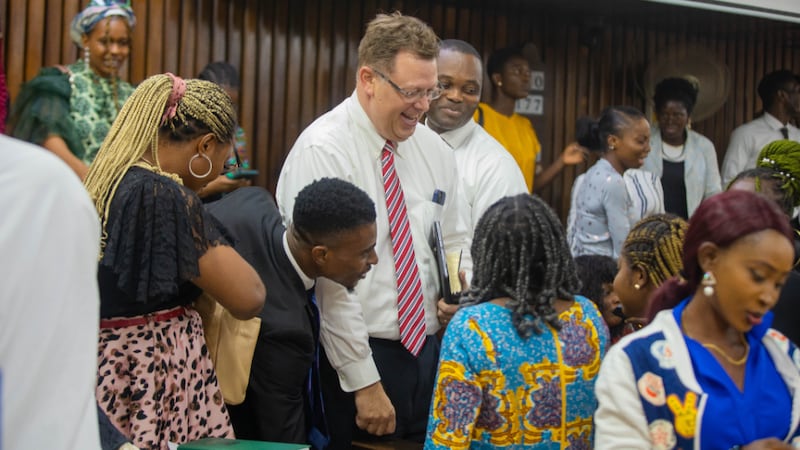 Elder Clark G. Gilbert cumprimenta estudantes e visitantes em um devocional de Lagos, Nigéria, em 14 de janeiro de 2024.