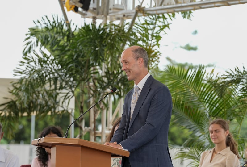 Élder Steven D. Shumway — um Setenta Autoridade Geral e membro da presidência da Área das Filipinas — fala durante a solenidade de lançamento da pedra fundamental do Templo das Filipinas em Naga em 8 de agosto de 2026, em Naga City, Filipinas.