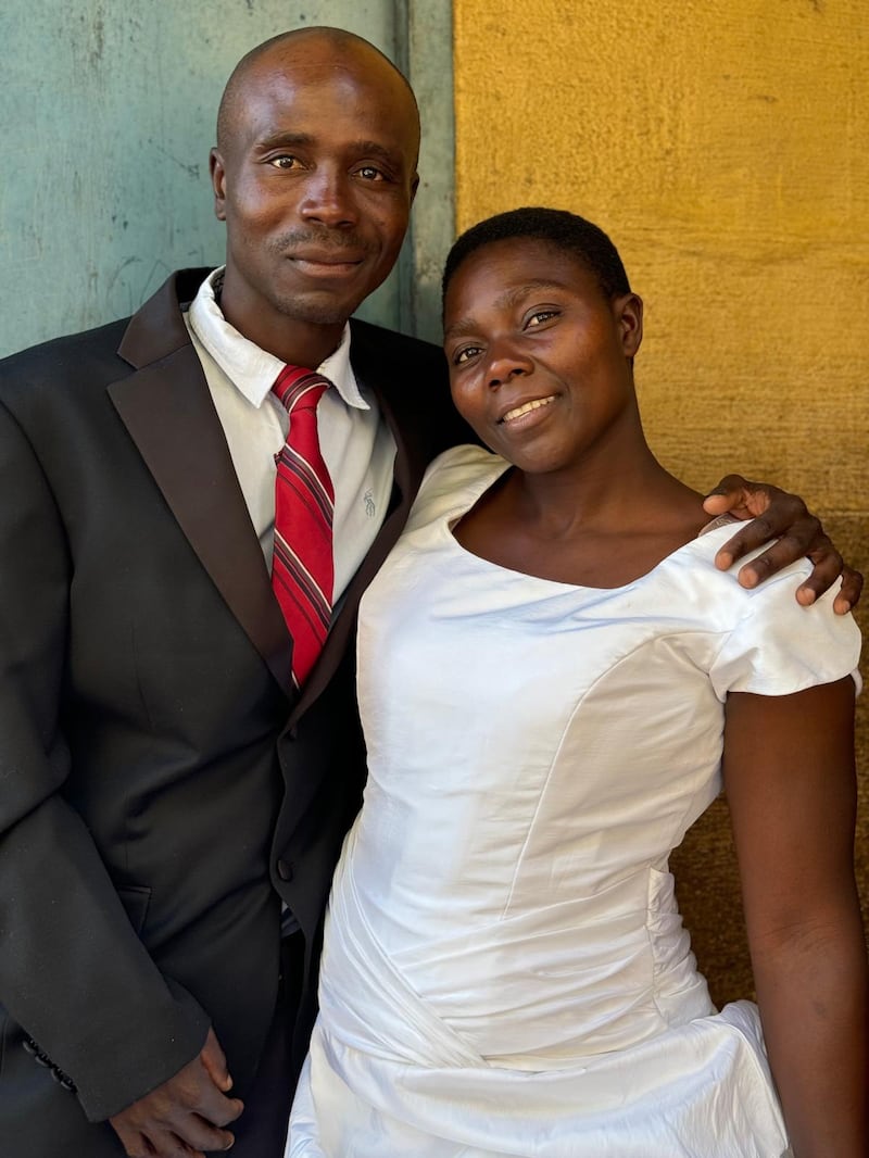 Reginald Magocha e sua esposa, Eunice, são fotografados no dia de seu casamento civil.