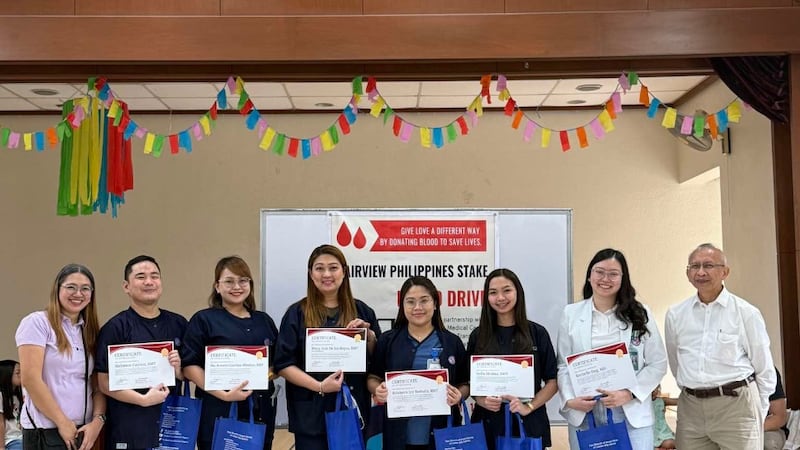 Representantes médicos do St. Luke's recebem lembretes e certificados de reconhecimento na campanha anual de doação de sangue em 16 de novembro de 2024, na capela Don Antonio, Filipinas.