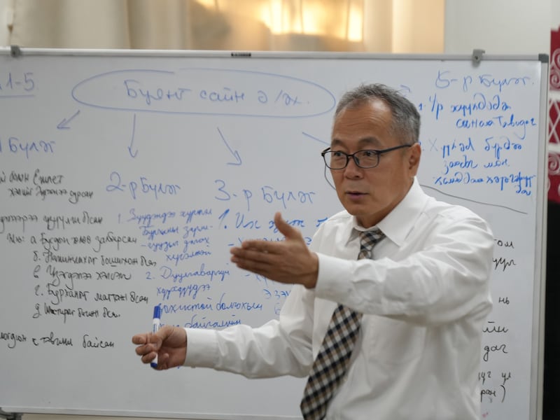 O Presidente Odgerel Ochirjav, que serviu como primeiro conselheiro da Missão Mongólia Ulaanbaatar na época, treina professores sobre como ensinar usando o Livro de Mórmon em 9 de dezembro de 2023, em Ulaanbaatar, Mongólia.