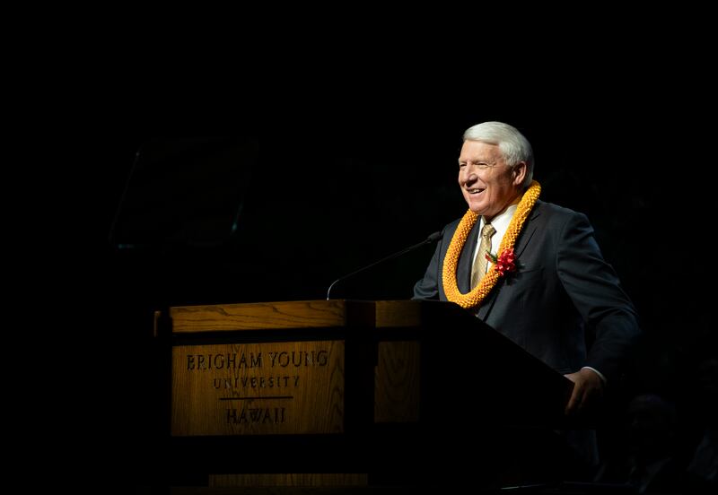 Irmão Jan E. Newman, segundo conselheiro na presidência geral da Escola Dominical, discursa em um devocional da Universidade Brigham Young-Havaí em Laie, Havaí, na terça-feira, 19 de setembro de 2023.