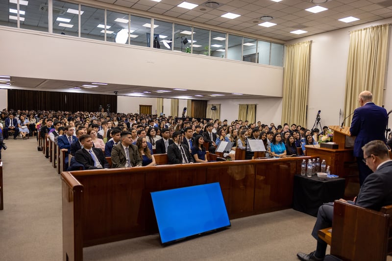 Elder Dale G. Renlund do Quórum dos Doze Apóstolos fala aos jovens adultos durante o devocional de Buenos Aires, Argentina, em 11 de novembro de 2025.